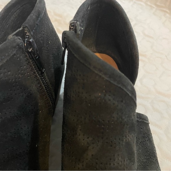 Lucky Brand Women’s 8.5 Black Suede Ankle Booties Perforated Heeled Shoes - Picture 4 of 7